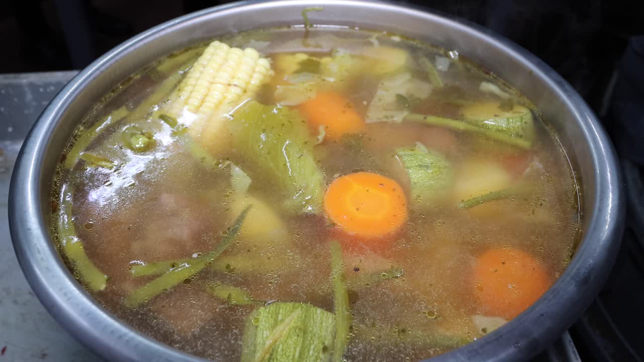 sopa de verduras humeante en un tazón caliente