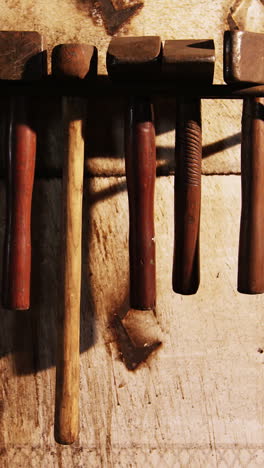 varios martillos en el taller