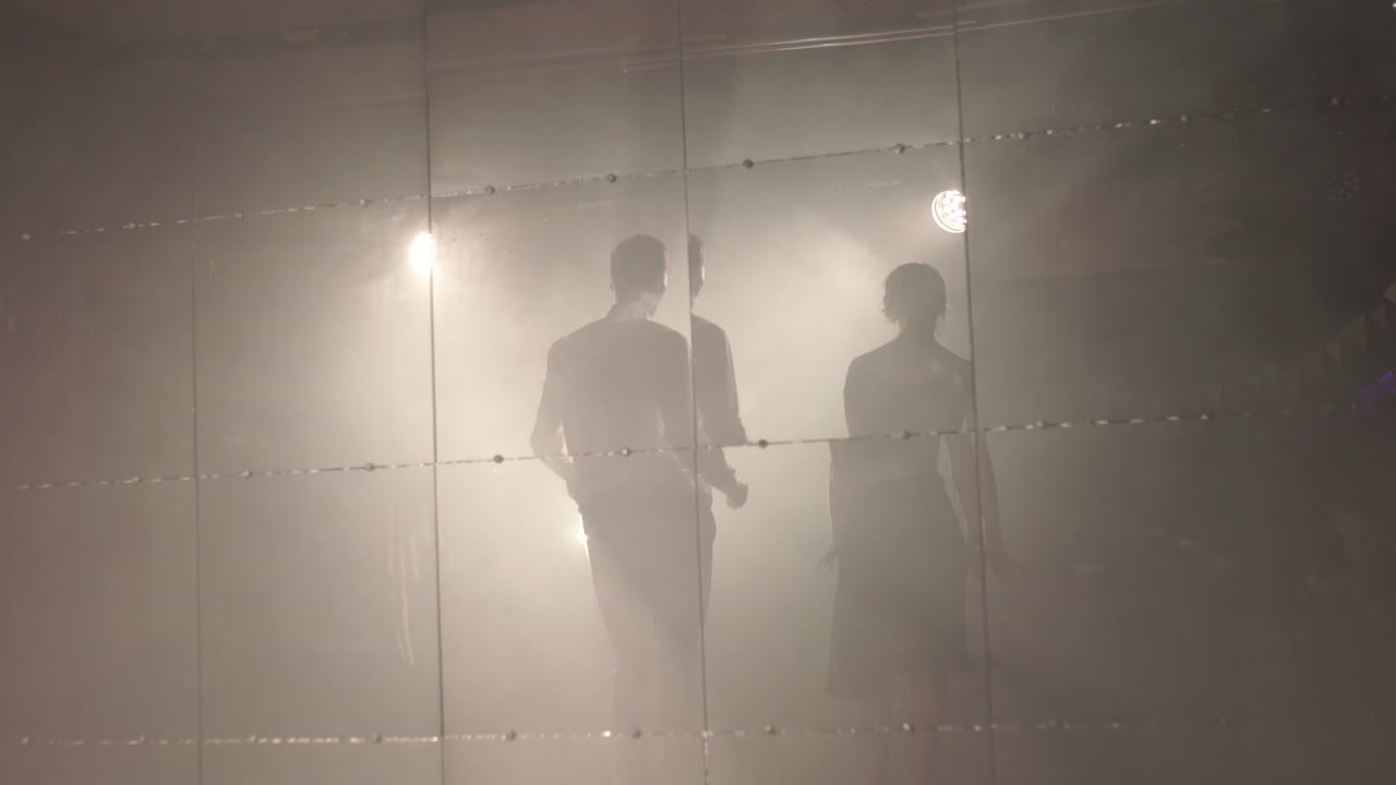 연기가 많은 클럽에서 춤을 추는 커플