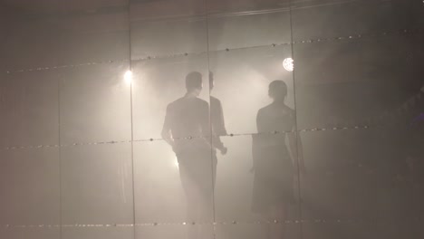 pareja bailando en un club ahumado