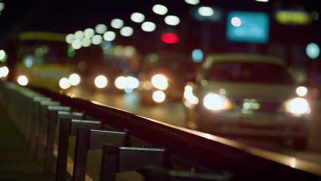 la barandilla de la autopista de la ciudad en primer plano nocturno.