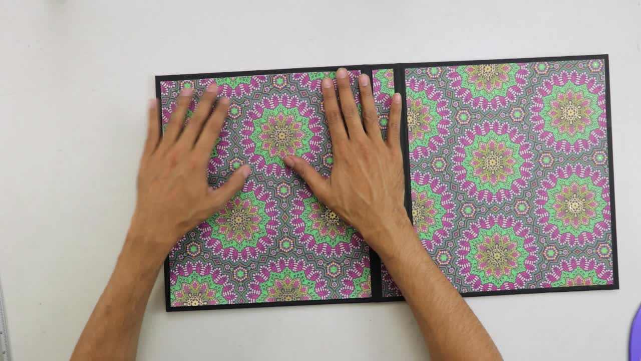 papel de pegado con adornos de mandala en la portada del libro de recortes de encuadernación de anillos