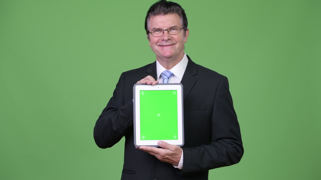 Ældre, flot forretningsmand viser digital tablet