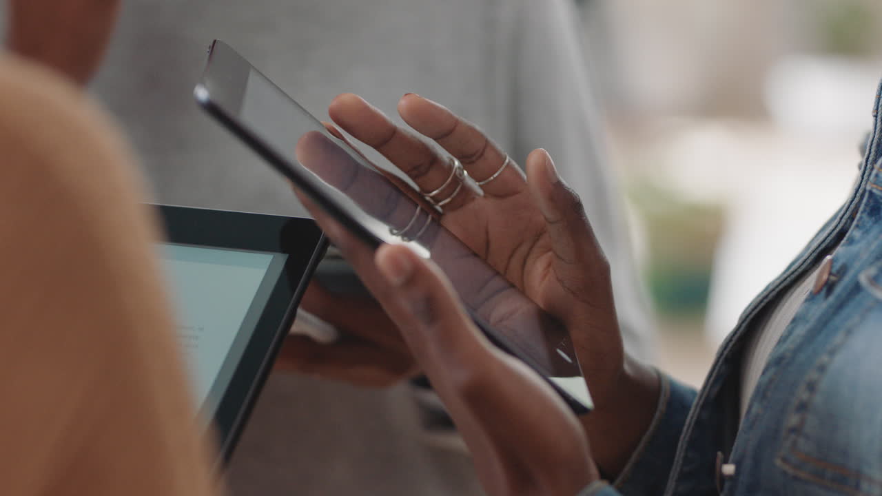 cerrar las manos usando computadoras tablet digitales gente de negocios creativa reuniéndose compartiendo datos intercambiando ideas para proyectos disfrutando del trabajo en equipo en la oficina de inicio