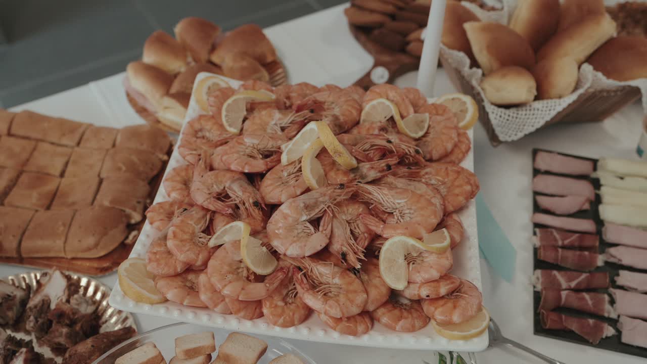 gambas frescas con rodajas de limón en una mesa de bufé