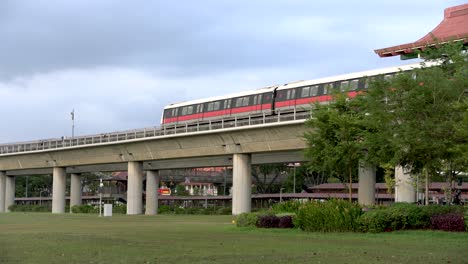 Vista-De-Un-Tren-Mrt-Que-Sale-De-La-Estación-De-Jardines-Chinos,-Singapur