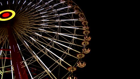 rueda gigante en el parque de atracciones por la noche