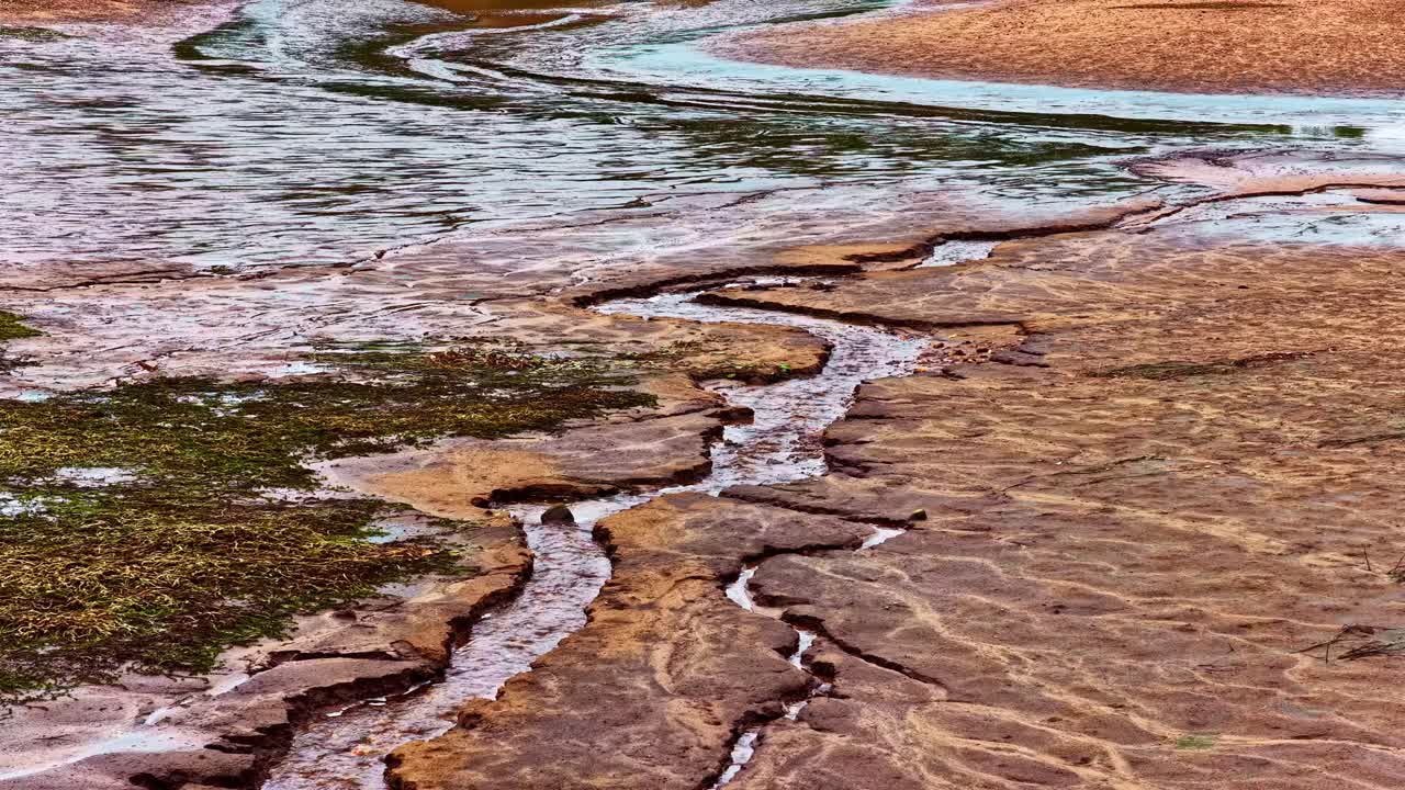 Vista aerea di un corso d'acqua in fango screpolato, concetto di cambiamento climatico.