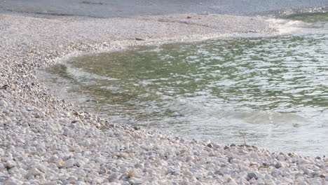 Rompiendo-Olas-En-Un-Lago-Pedregoso