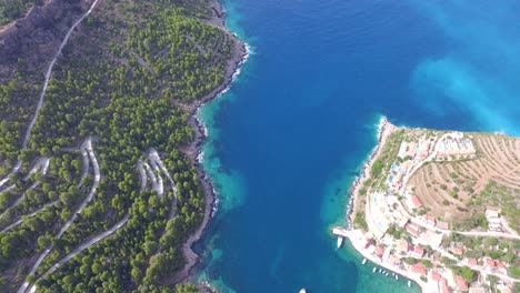 Disparo-De-Drone-Inclinado-Que-Revela-El-Resto-De-La-Península-De-Agriosiko,-Una-Escapada-Secreta-A-La-Playa-En-La-Isla-De-Cefalonia,-En-El-Oeste-De-Grecia.