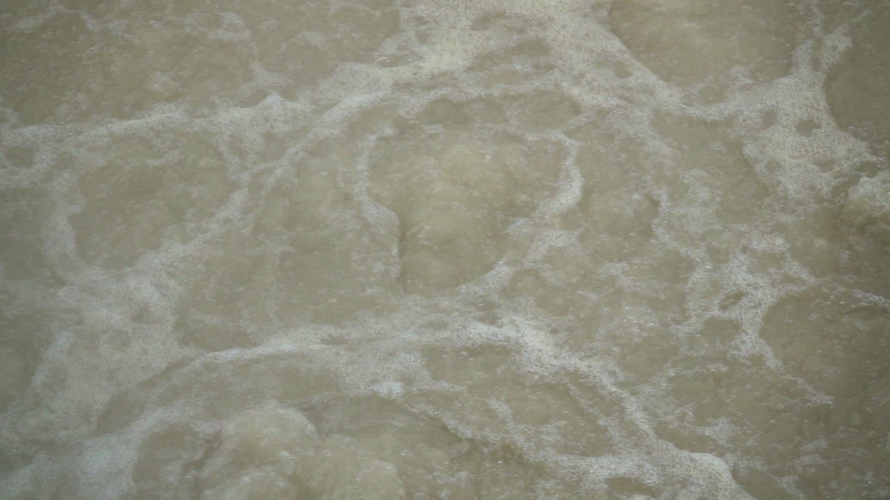 toma en cámara lenta de agua calentada geotérmicamente
