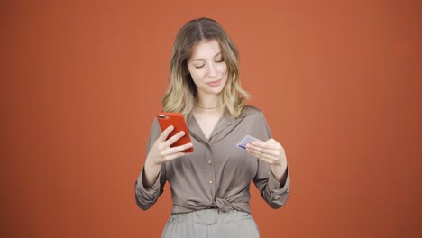 mujer joven haciendo compras con tarjeta de crédito.