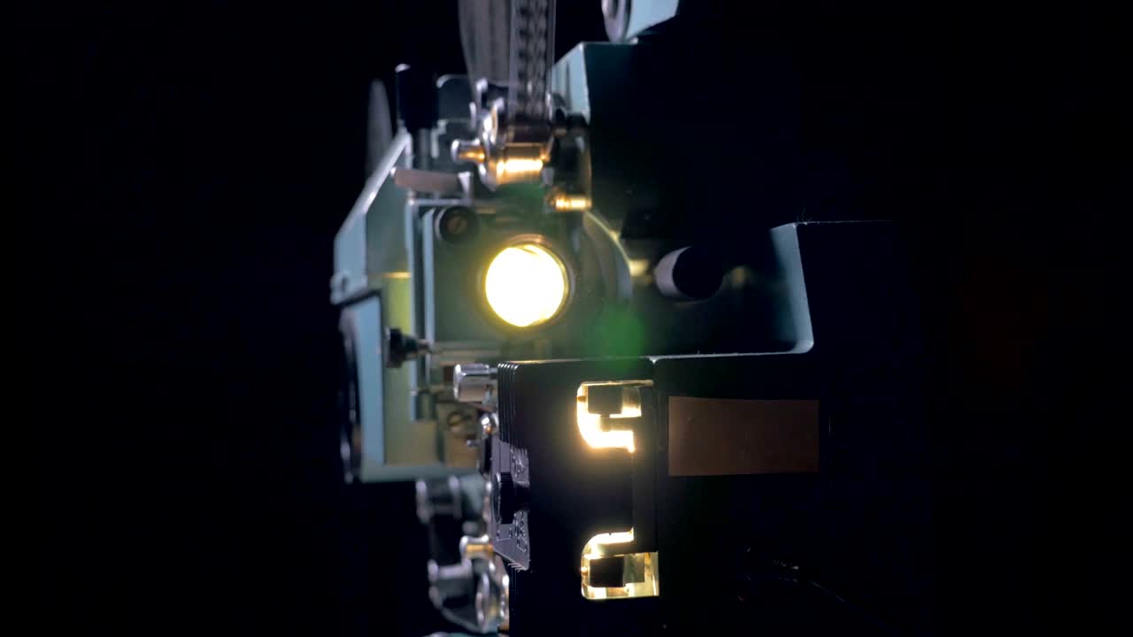 어 속에서 일하는 영화 프로젝터, 리