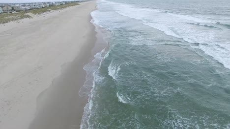 Vista-De-Drones-De-Olas-En-Una-Playa-En-Nueva-Jersey