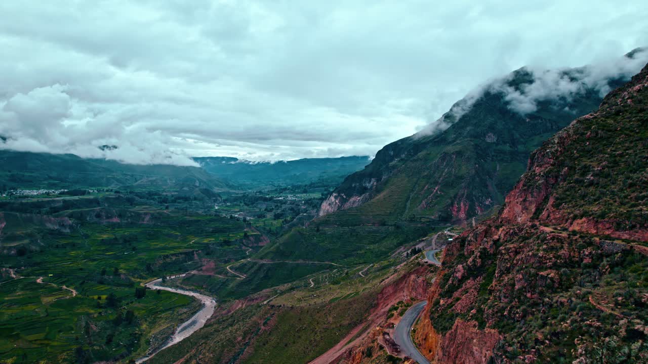 vuelo épico del avión no tripulado sobre el valle de colca, carretera principal, día nublado, aldea maca, y el majestuoso río colca