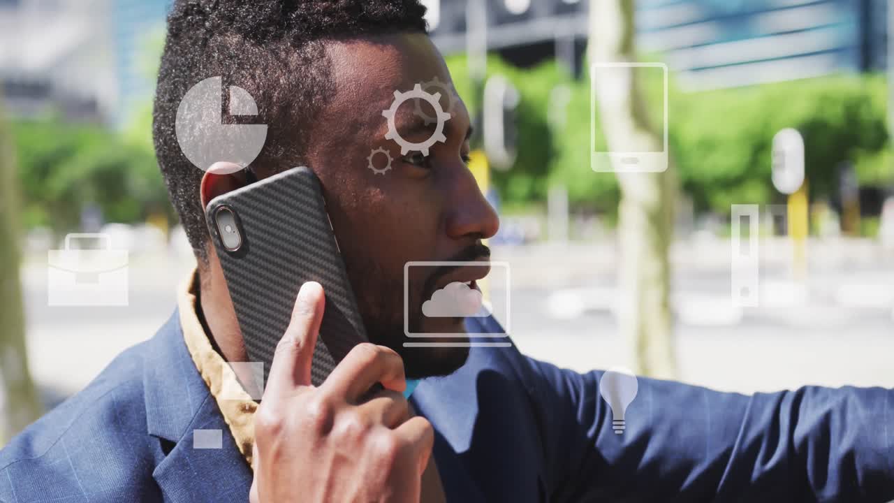 animación del procesamiento de datos sobre un hombre de negocios afroamericano que usa un teléfono inteligente