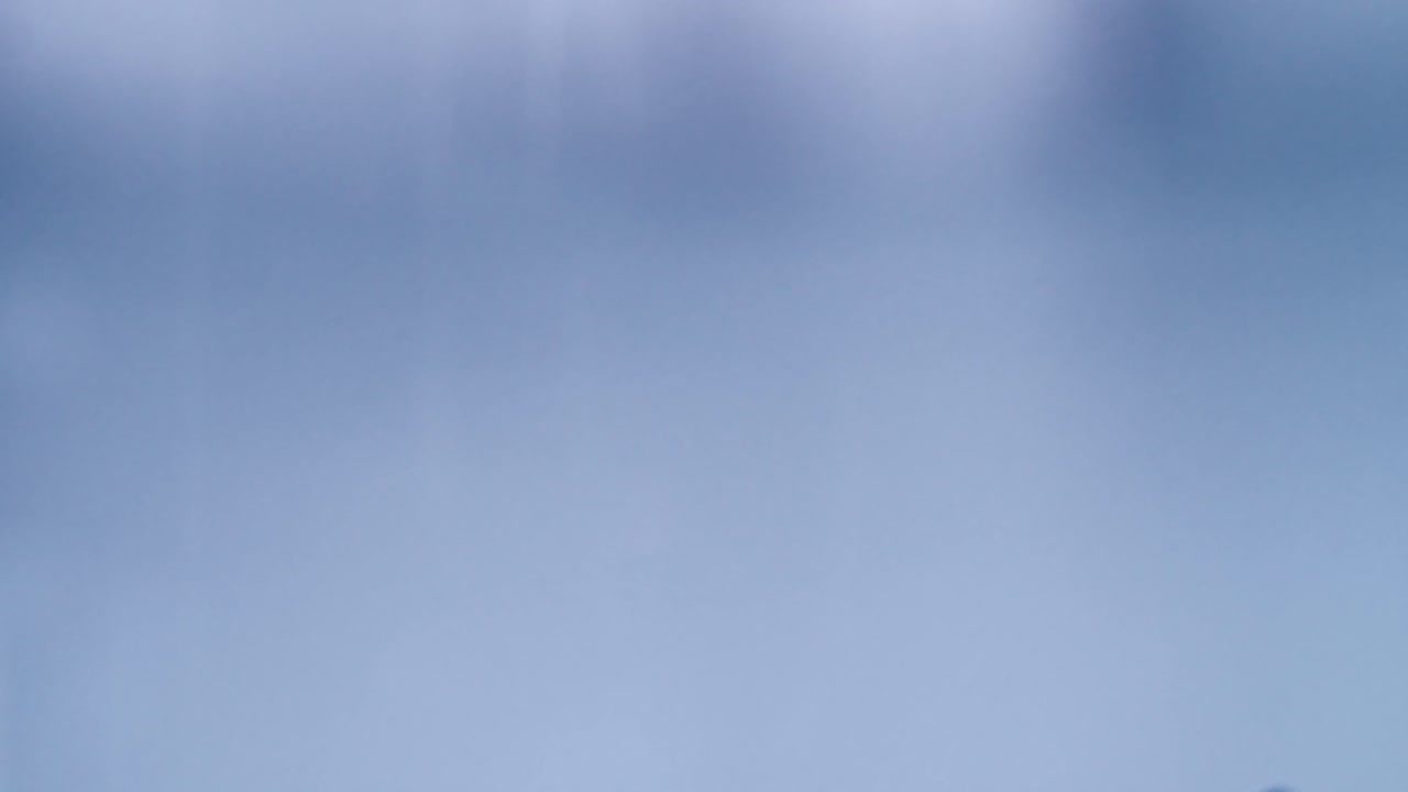 desenfoque de la leche que gotea en el agua a cámara lenta y el fondo del espacio de copia de color azul