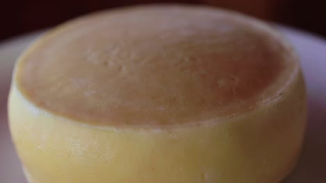 primer plano de queso en la mesa
