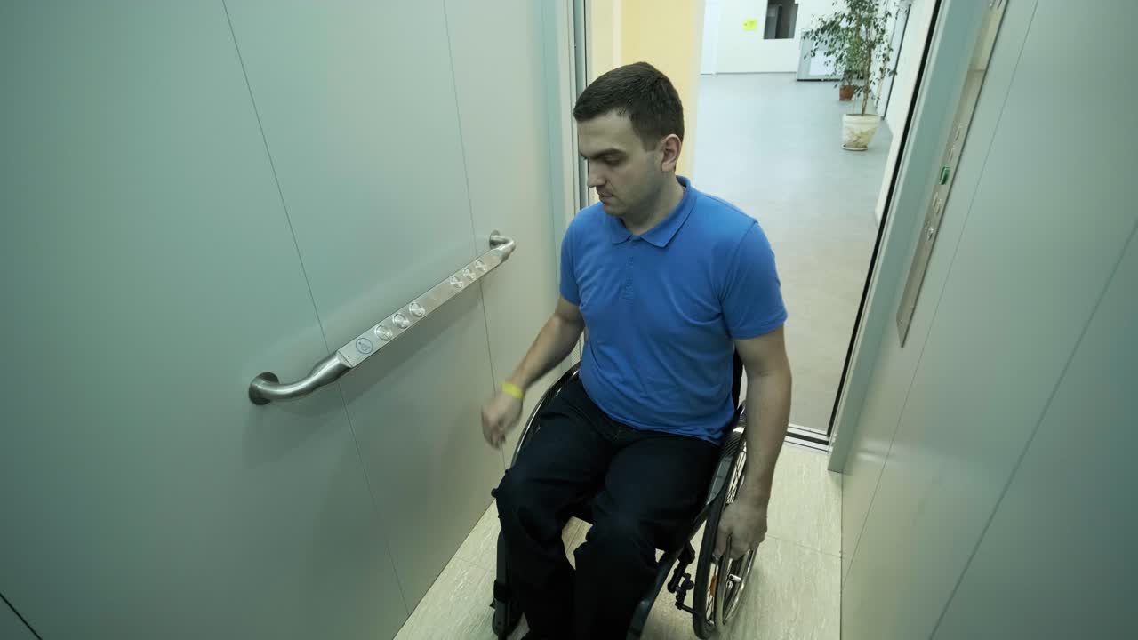 un hombre en silla de ruedas entra en el ascensor. una persona con discapacidad viaja en un ascensor.
