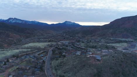 Disparo-De-Un-Dron-Volando-Por-El-Medio-De-Springdale,-Utah-En-Una-Noche-Nublada