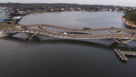 Leonel-Viera-Bizarre-Wellenförmige-Brücke-Mit-Fahrzeugen,-Die-Den-Fluss-Arroyo-Maldonado-In-Uruguay-überqueren