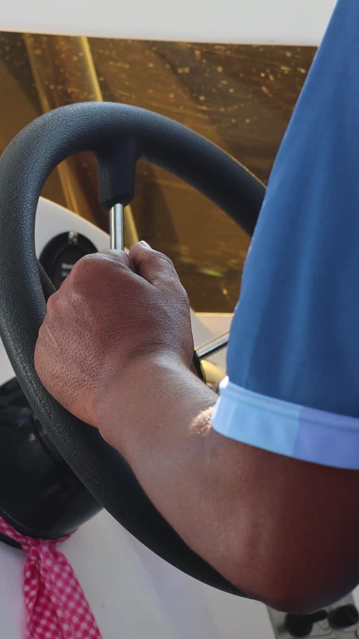 persona que opera el volante y el acelerador del barco