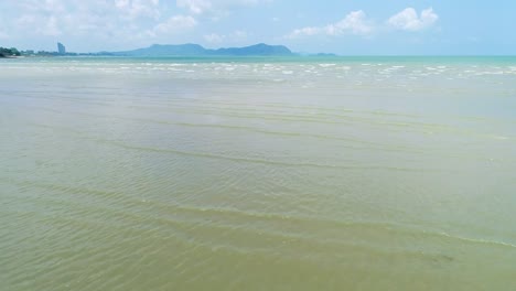 해변에서 는 여자, 모래에 발자국, 해변 사진, 드론.