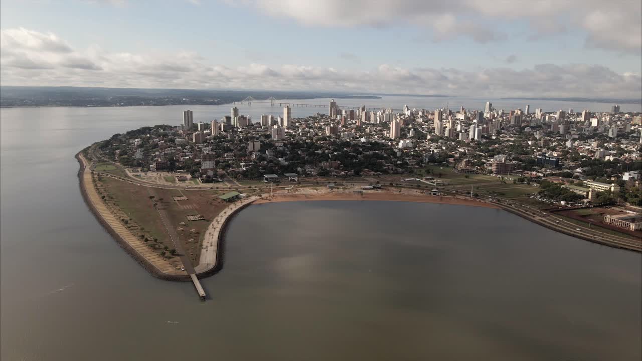 vista aérea de la ciudad costera de posadas misiones argentina, toma de avión no tripulado de la ciudad costera densamente poblada cielo nublado