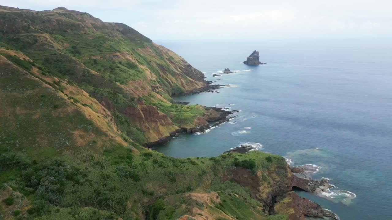 La costa dell'isola di Santa Maria nelle Azzorre con rigogliose colline verdi e l'oceano, vista aerea.