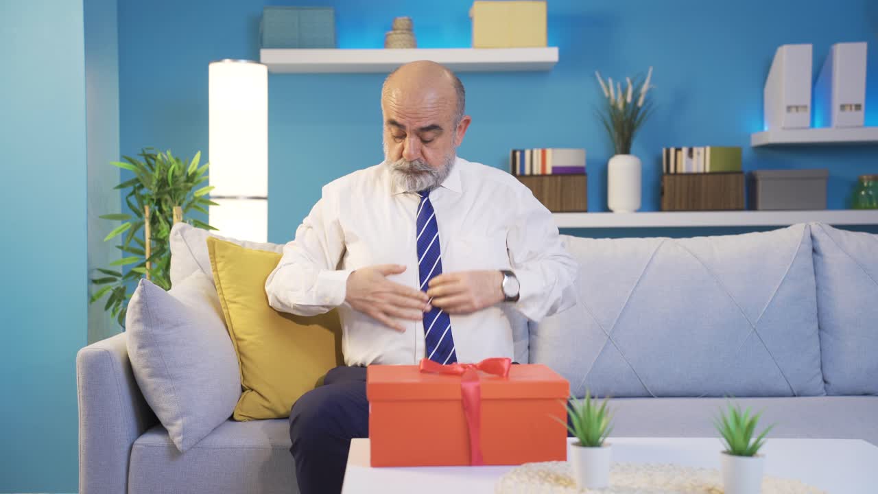 집에서 기다리는 노인은 흥분하고 스트레스를 받습니다.