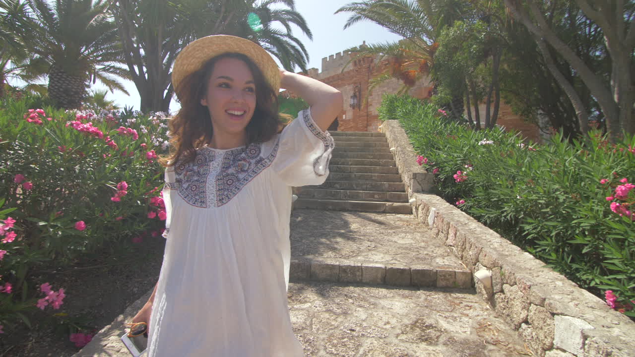 mujer feliz en el jardín de verano