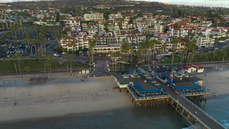 Revelación-Aérea,-Desde-El-Muelle,-Mirando-Tierra-Adentro-En-San-Clemente,-California