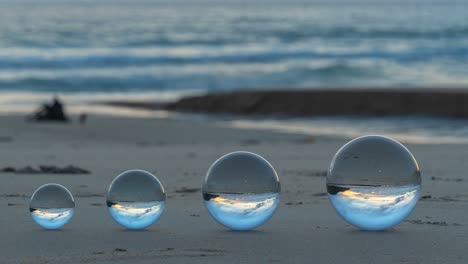 4 crystal balls are sorted from large to small.