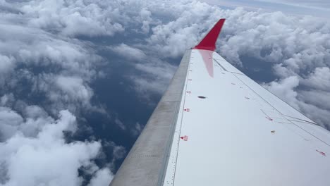 Ala-De-Chorro-Derecha-Blanca-Con-Vista-De-Aleta-Roja-Sobrevolando-El-Mar-En-Un-Giro-A-La-Derecha