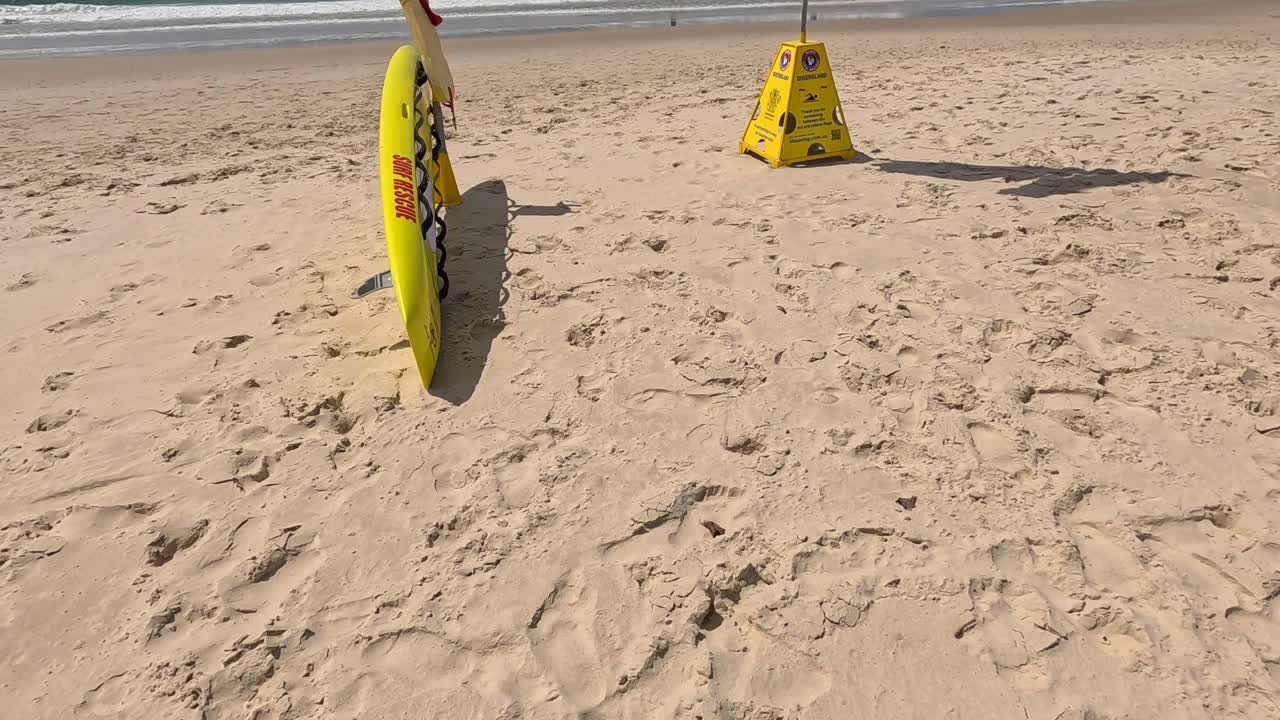 구명병 발과 모래 해변의 보드