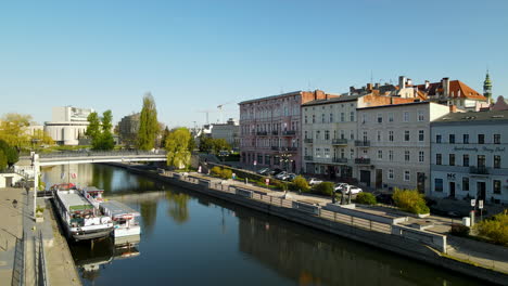 Ferry-Boat-At-Brda-River-With-Riverbank-Architectures-On-A-Sunny-Day-In-Bydgoszcz,-Poland