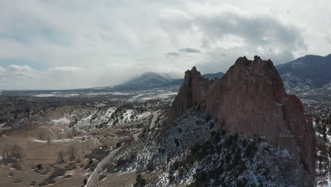 Aerial-push-in-towards-towering-rock-formation,-Garden-of-the-Gods,-Colorado