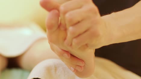 전문 마사지 테라피스트가 마사지 컵으로 클라이언트의 등에 마사지를 하는 장면. 여성이 편안한 웰니스 스파에서 전체 몸 마사지를 받습니다.