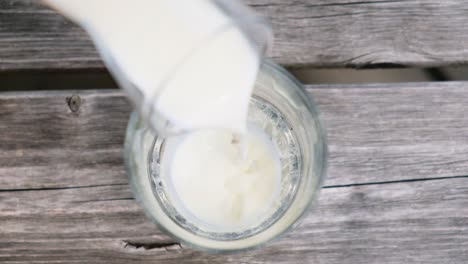 Vertiendo-Leche-En-Un-Vaso-En-Los-Alpes-En-Una-Montaña,-Fresca-De-Las-Vacas-Ubicación:-Tirol-Del-Sur,-Italia