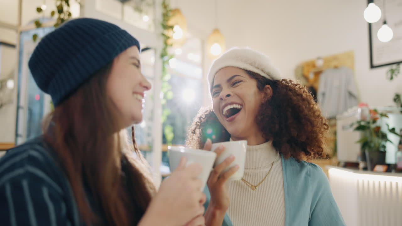 함께 커피를 즐기는 친구