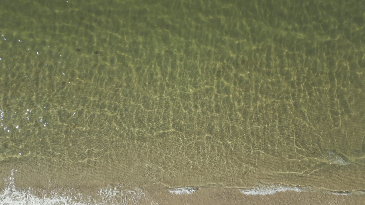 해가 뜨는 동안 평온 한 물 을 가진 해변 의 위상