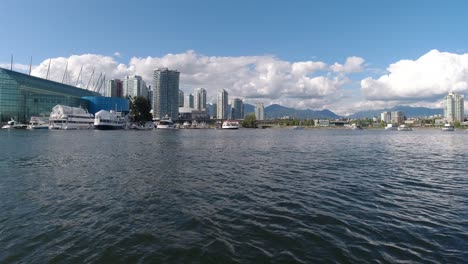 False-Creek-Panaramic-Fliegen-Tief-über-Den-Hafen,-Wo-Verankerte-Boote-Yachten-Touren-Schiffe-Abendessen-Kreuzfahrten-An-Der-Yaletown-Im-Stadtzentrum-Von-Vancouver-Bc-Kanada-Anlegten