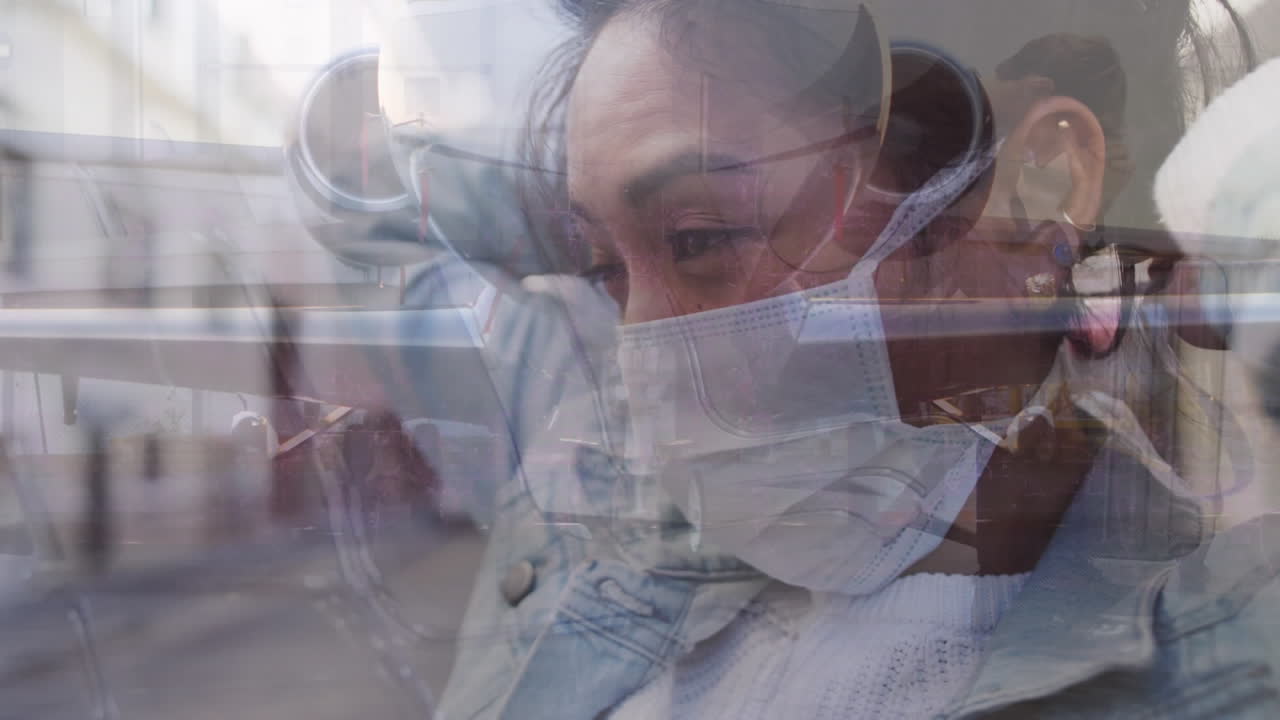 animazione di un aereo sopra una donna asiatica con una maschera