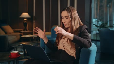 mujer de negocios feliz trabajando en una computadora portátil en el salón del hotel