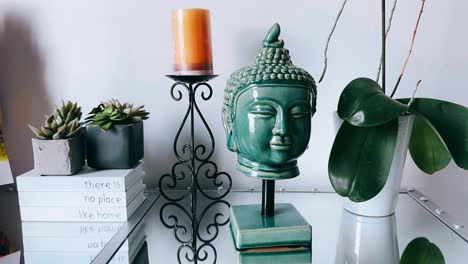 decoración de la cabeza de buda con plantas y velas