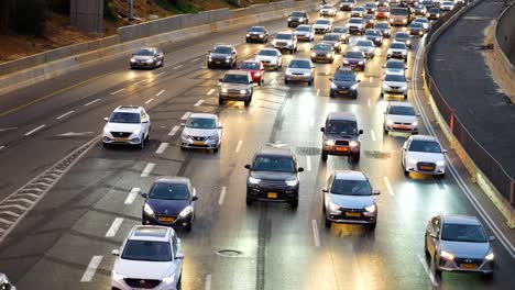 Autopista-De-Varios-Carriles-Con-Mucho-Tráfico-De-Automóviles,-Cerrar-Ar-Fechado-Con-Luces-En-Paneo-A-La-Izquierda