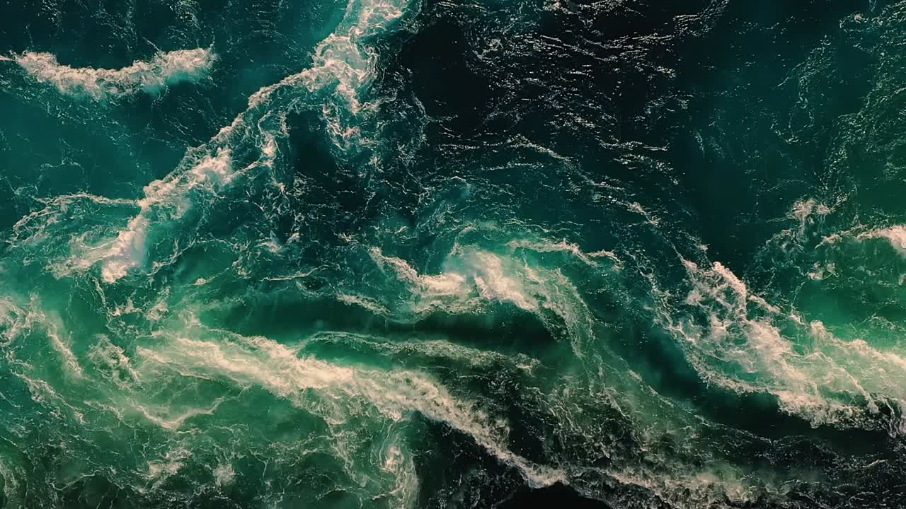 las olas de agua del río y el mar se encuentran durante la marea alta y la marea baja.
