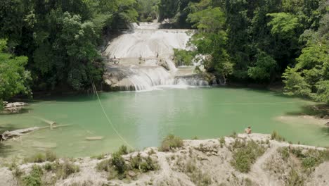 la antena se inclina hacia arriba mostrando hermosas cascadas y piscinas de roberto barrios en palenque chiapas, méxico