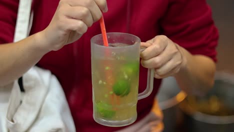 agitando una bebida de frutas colorida con una pajita