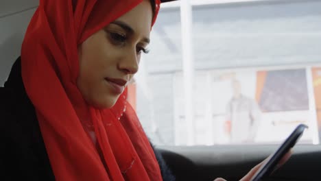 Mujer-Con-Hijab-Usando-Teléfono-Móvil-4k